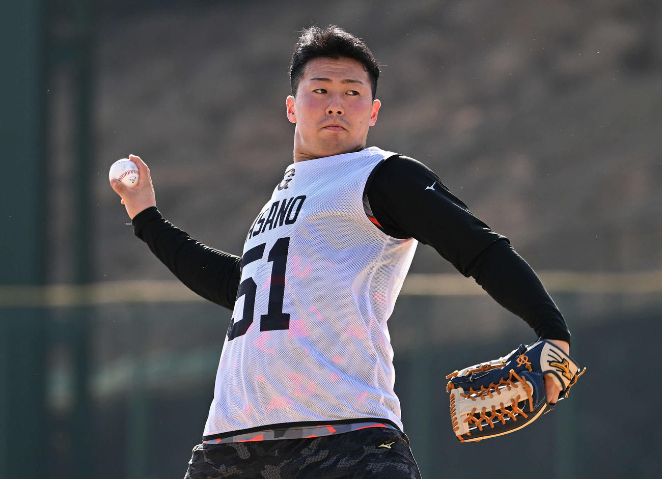巨人新人合同自主トレでキャッチボールするドラフト1位の高松商・浅野（撮影・滝沢徹郎）