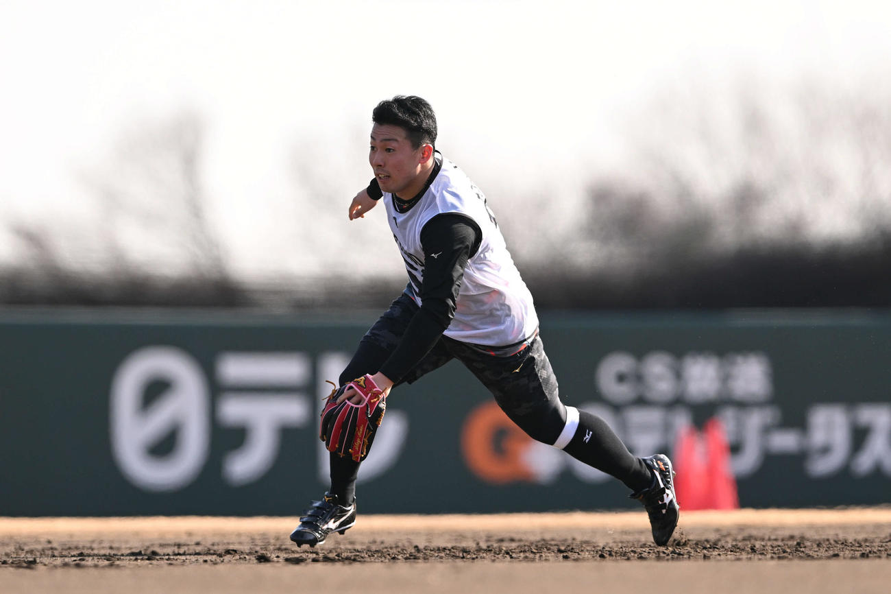 巨人新人合同自主トレでノックを受けるドラフト1位の高松商・浅野（撮影・滝沢徹郎）