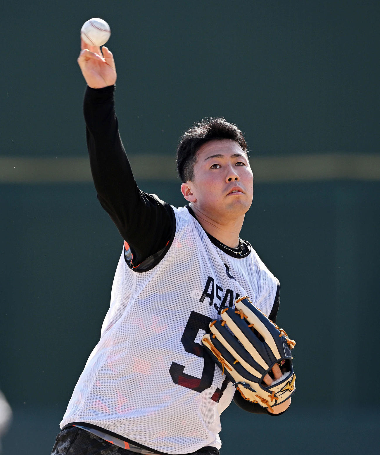 巨人新人合同自主トレでキャッチボールするドラフト1位の高松商・浅野（撮影・滝沢徹郎）