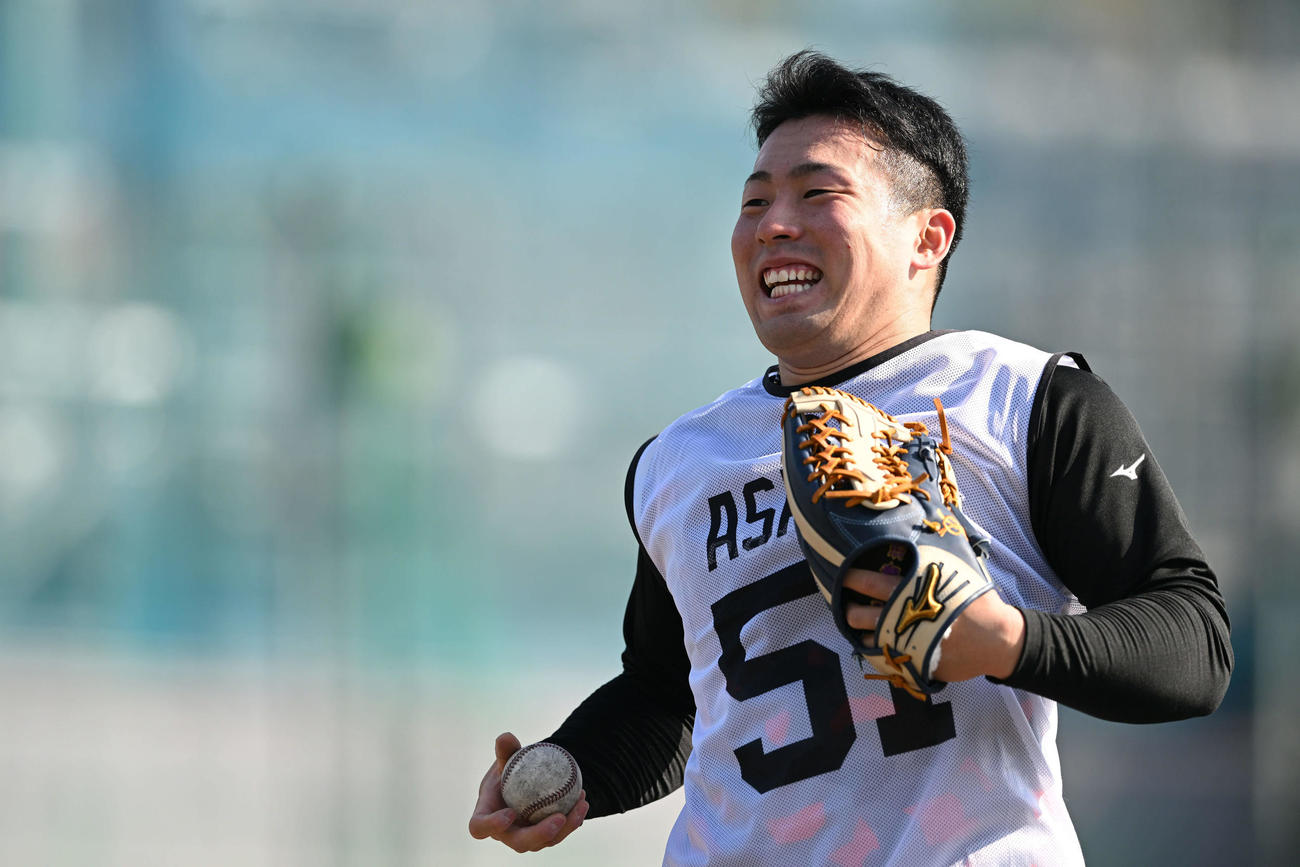 巨人新人合同自主トレのキャッチボールを終え笑顔のドラフト1位の高松商・浅野（撮影・滝沢徹郎）