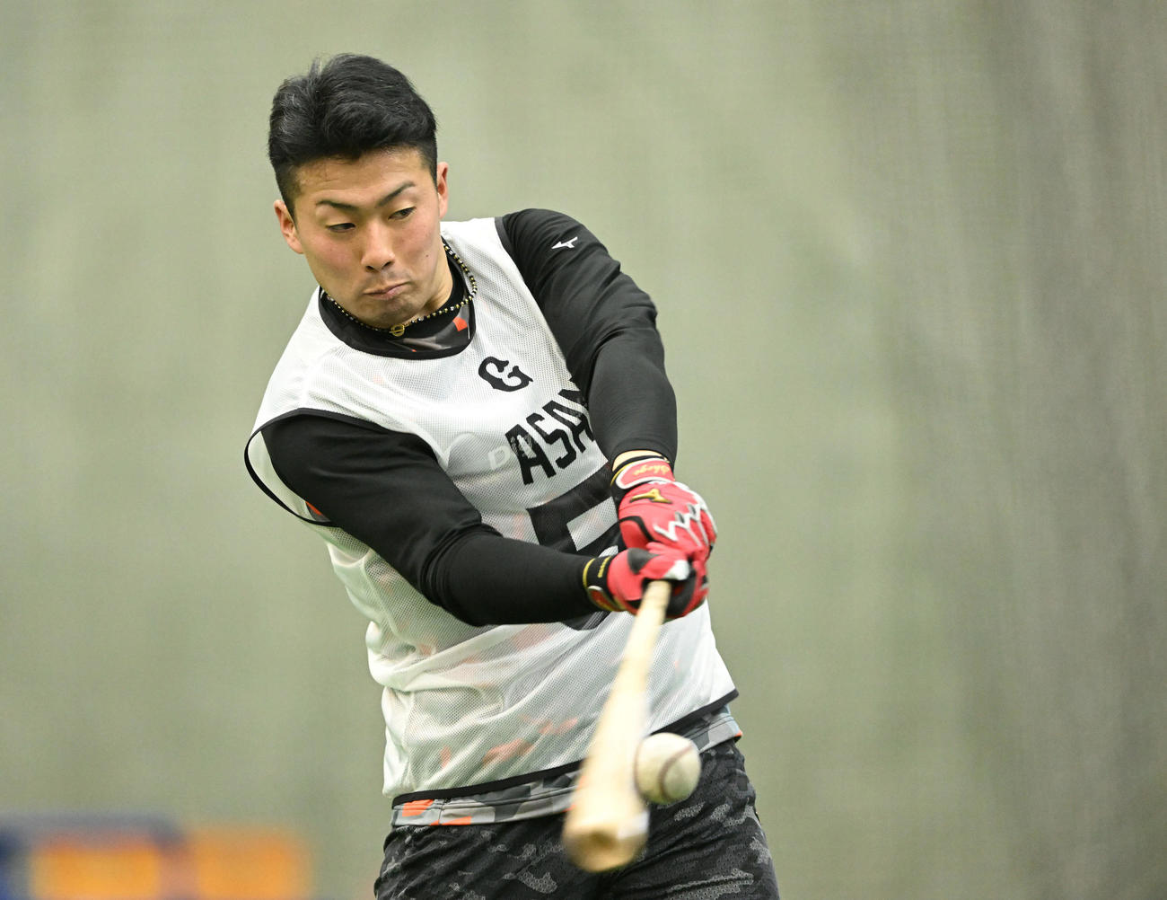 巨人新人合同自主トレでトス打撃するドラフト1位の高松商・浅野（撮影・滝沢徹郎）