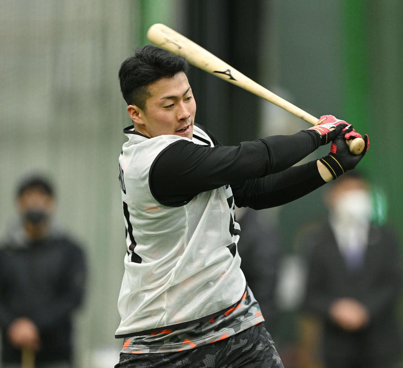 巨人新人合同自主トレでトス打撃するドラフト1位の高松商・浅野（撮影・滝沢徹郎）