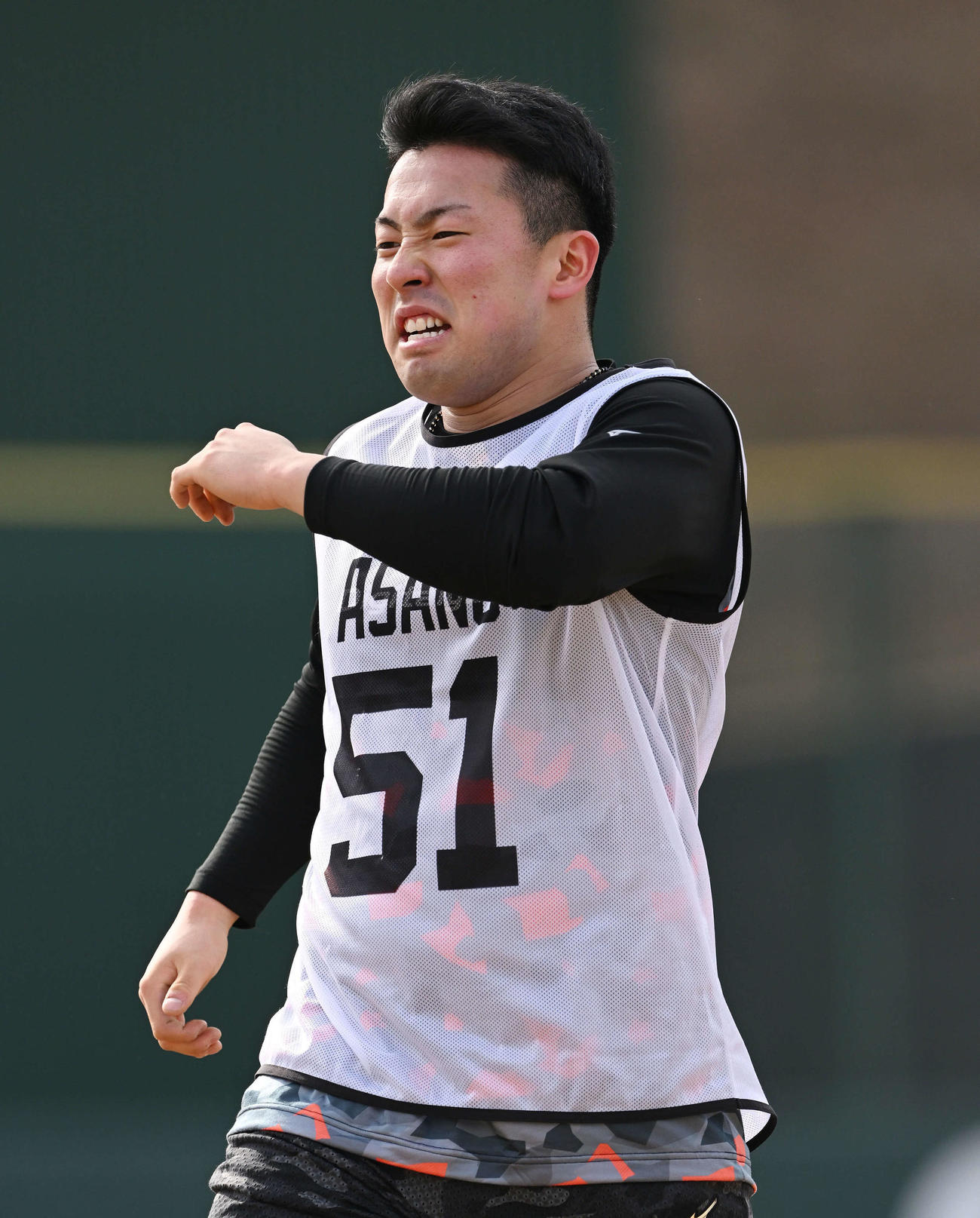 巨人新人合同自主トレのダッシュでつらそうな表情を見せるドラフト1位の高松商・浅野（撮影・滝沢徹郎）