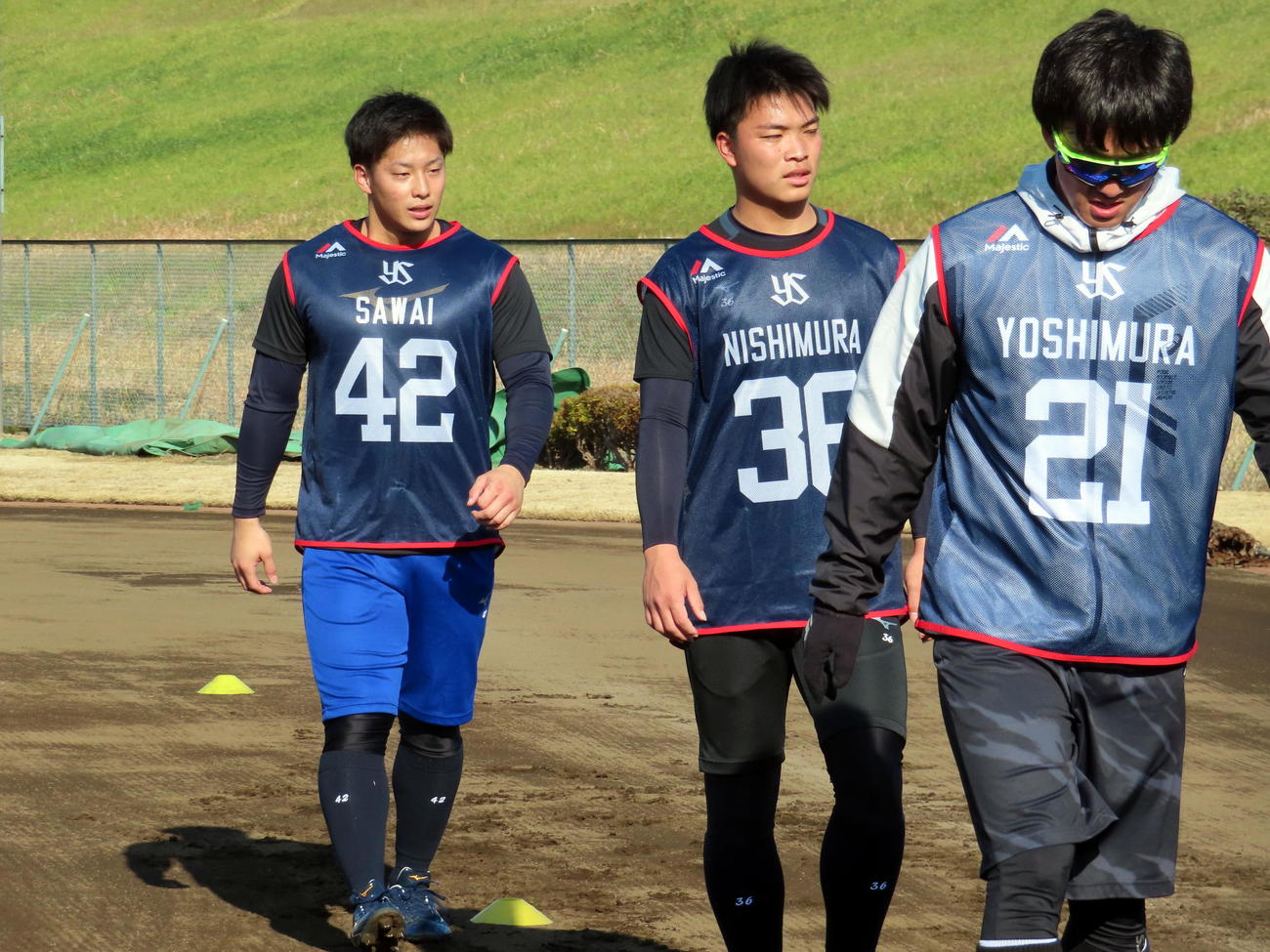 新人合同自主トレで汗を流すヤクルト・ドラフト3位沢井廉外野手（左端）。ジャージーの上からでも胸板の厚さが分かる（撮影・三須一紀）