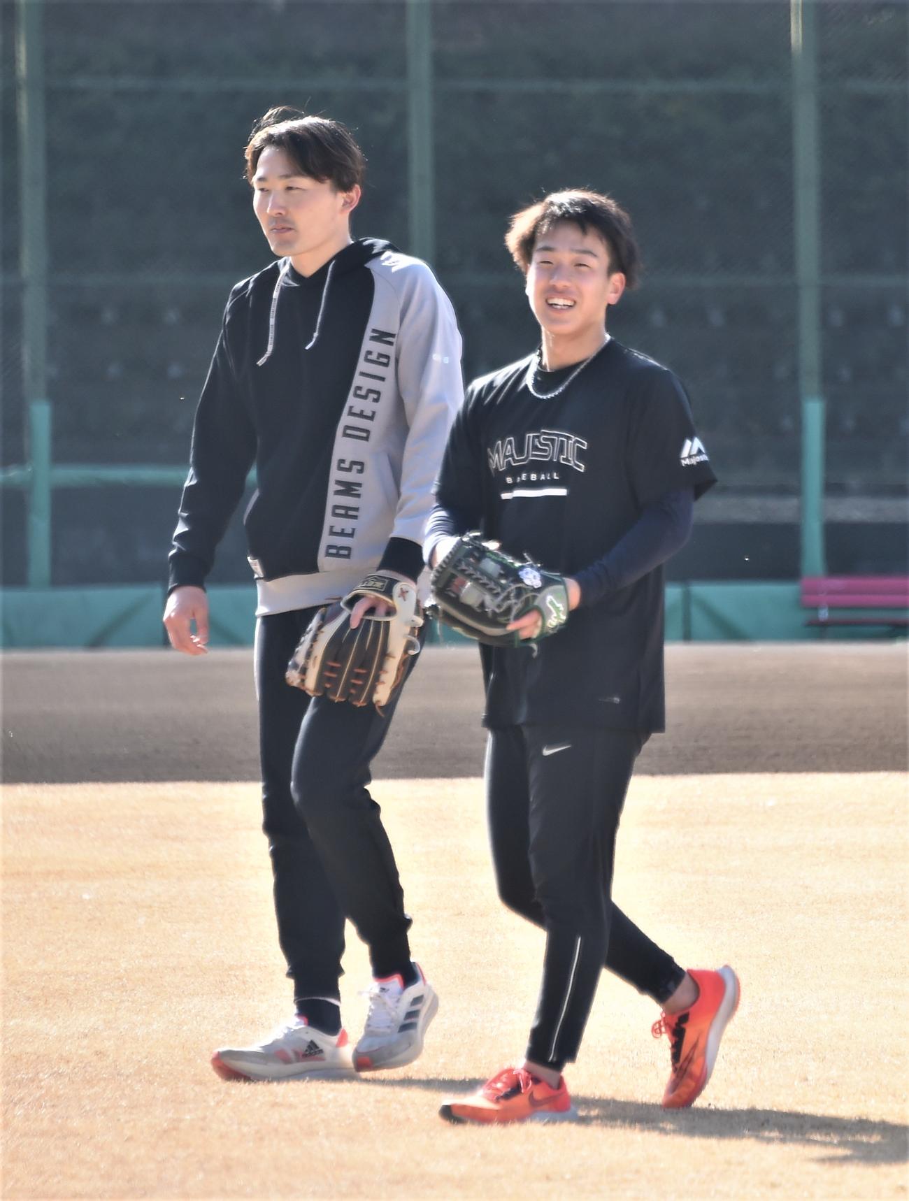 西武滝沢夏央（右）は源田とともに自主トレを行う（撮影・鈴木正章）