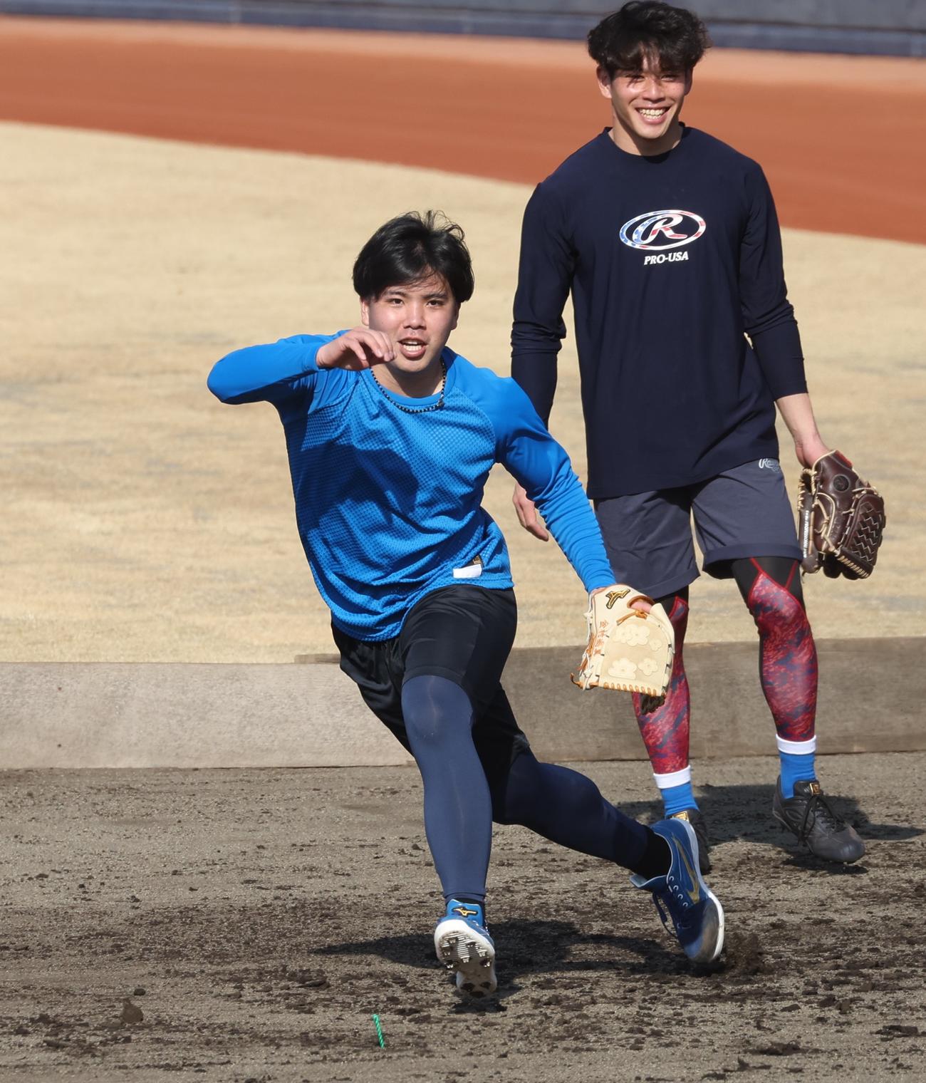 ノックを受ける日本ハム金村（撮影・黒川智章）