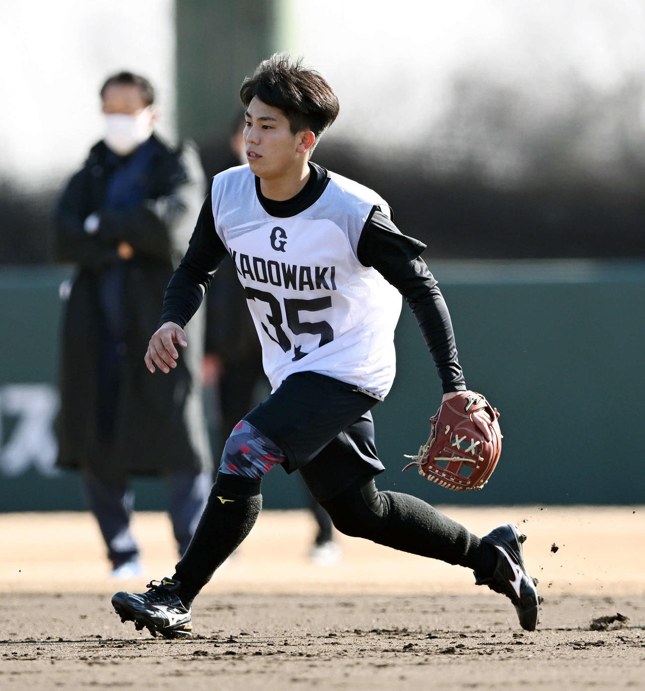 巨人新人合同自主トレでノックを受けるドラフト4位の創価大・門脇（撮影・滝沢徹郎）