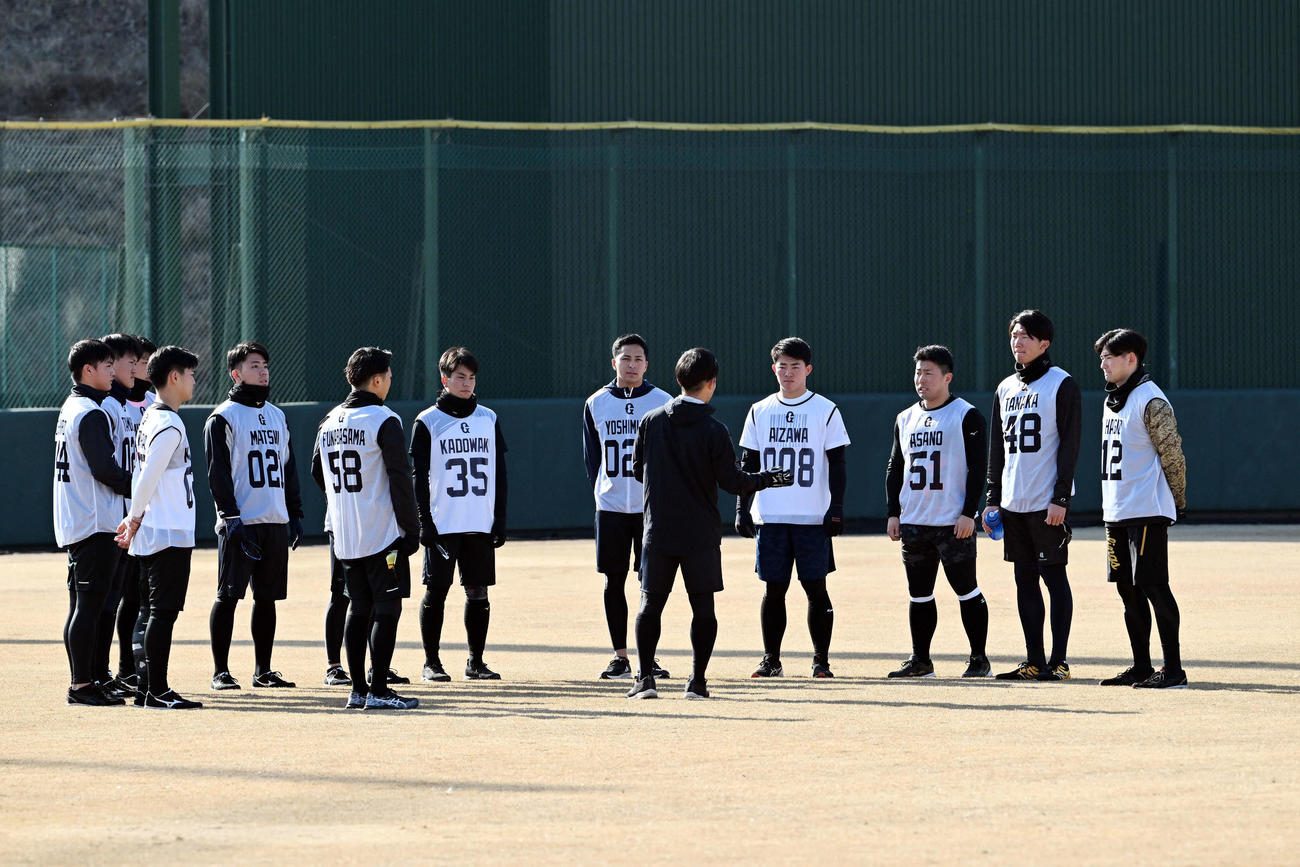 巨人新人合同自主トレを前に集合するドラフト1位の高松商・浅野（右から3人目）ら（撮影・滝沢徹郎）
