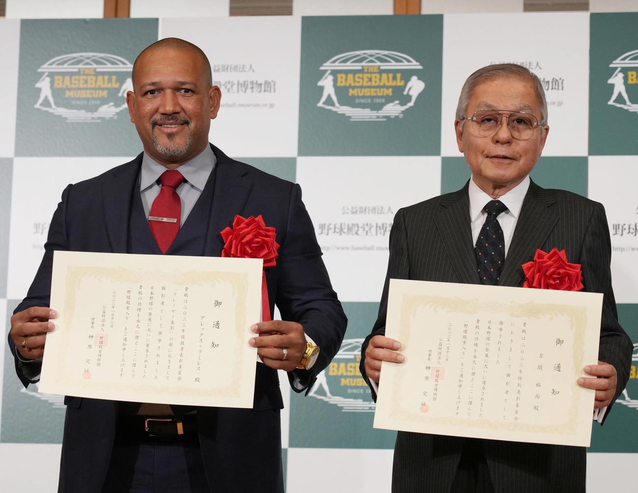 2023年野球殿堂入り記者会見で記念撮影をするラミレス氏（左）と作曲家の故古関裕而さんの長男正裕さん（撮影・狩俣裕三）