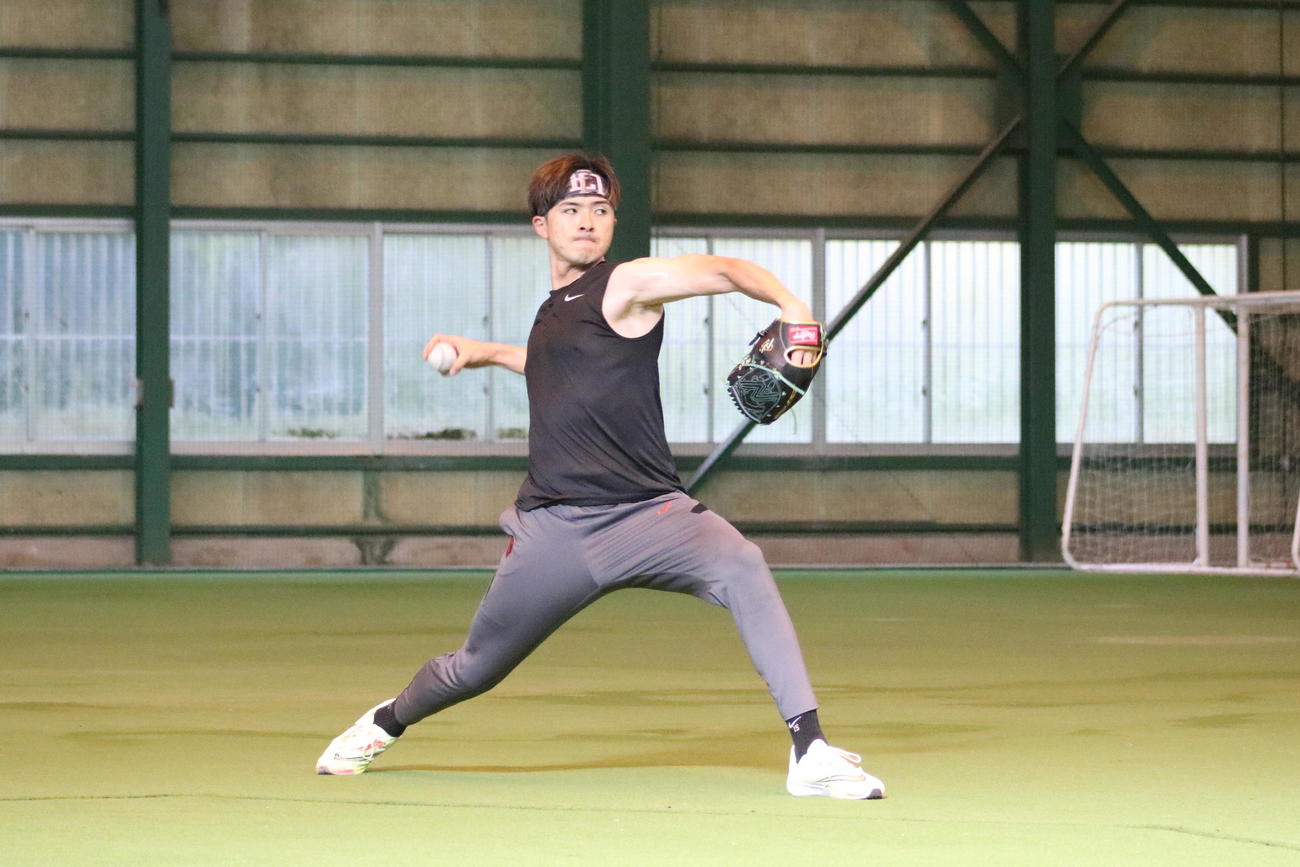 沖縄・宮古島で自主トレに励む日本ハム上沢（球団提供）