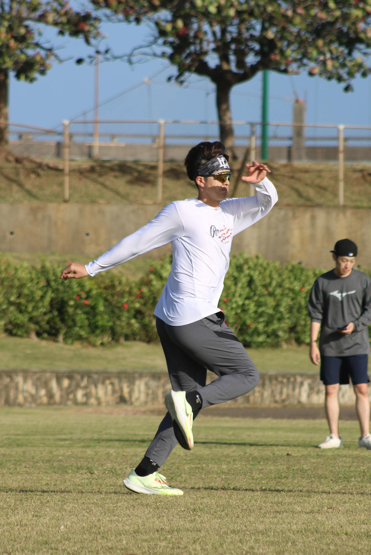 沖縄・宮古島で自主トレに励む日本ハム上沢（球団提供）