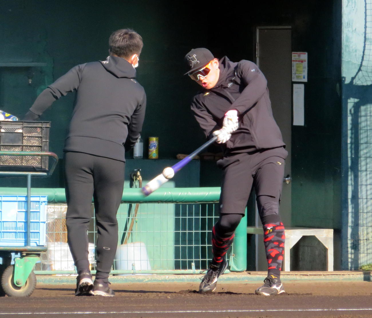 ロングティー打撃を行うロッテ山本（撮影・鎌田直秀）