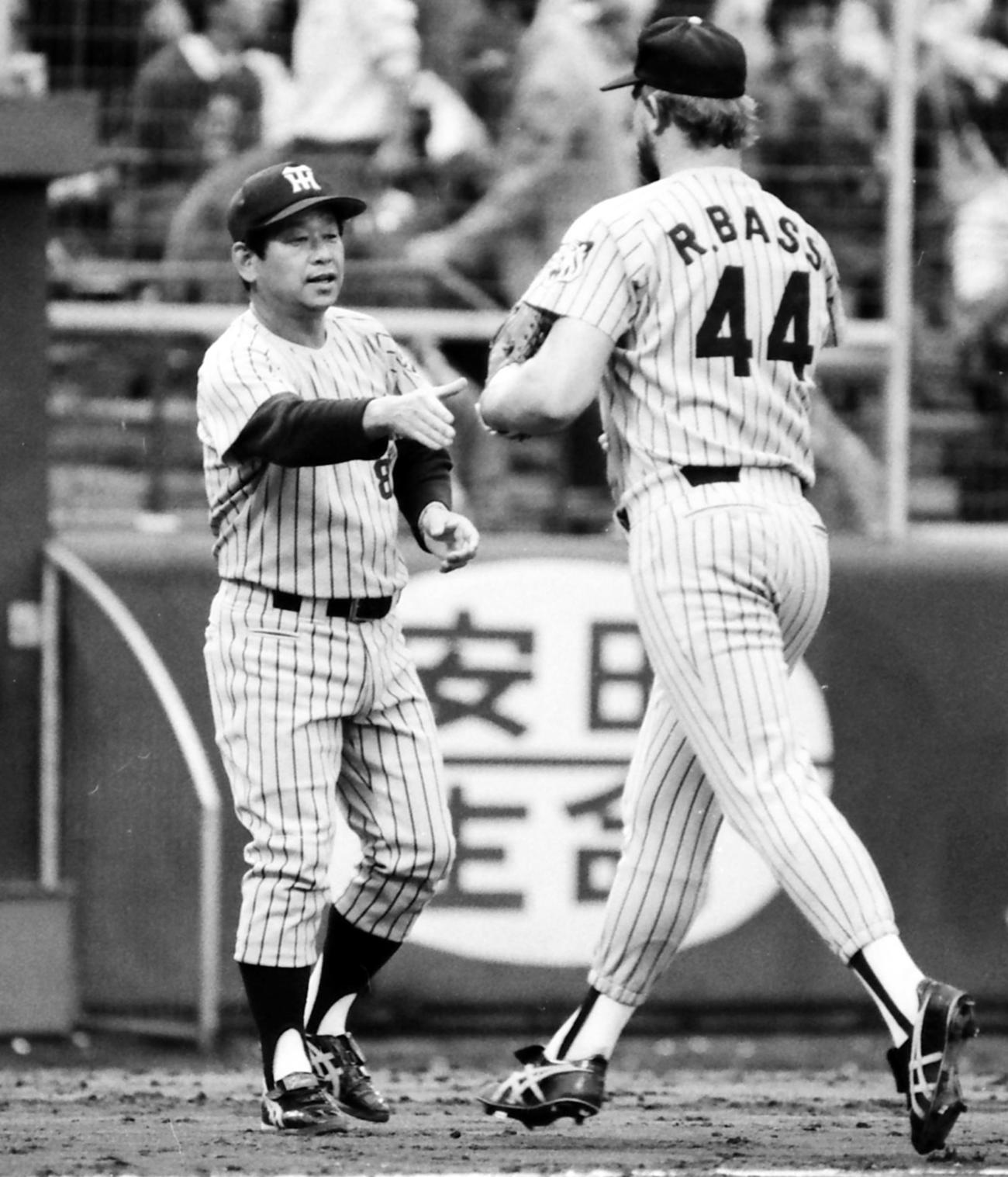 広島対阪神25回戦　ランディ・バース（右）と握手する吉田義男監督（撮影・大阪写真部）＝1985年10月12日、広島市民球場