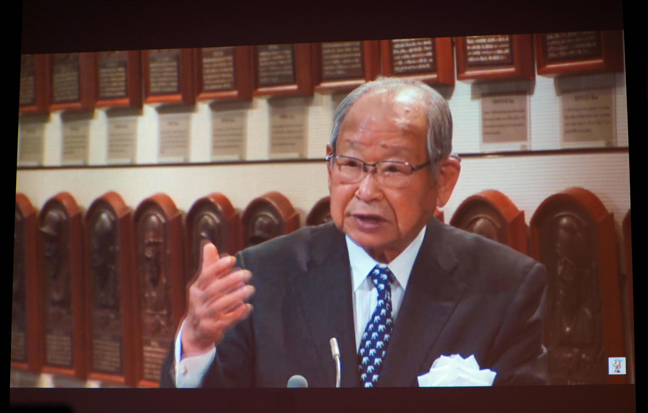 2023年野球殿堂入りしたランディ・バース氏へ祝福メッセージを送る吉田氏の様子（撮影・狩俣裕三）