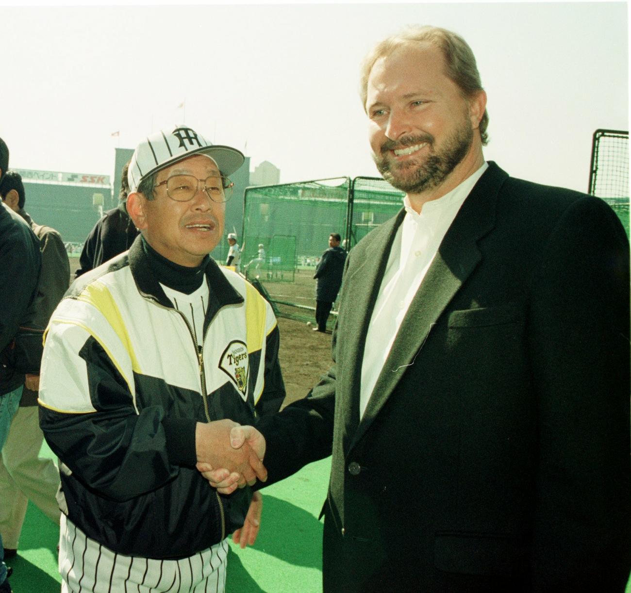 阪神練習　ランディ・バース（右）と吉田義男監督、再会握手＝甲子園球場(撮影・河南真一) 1997年3月4日　表情笑（阪神ネガ97年＃704）
