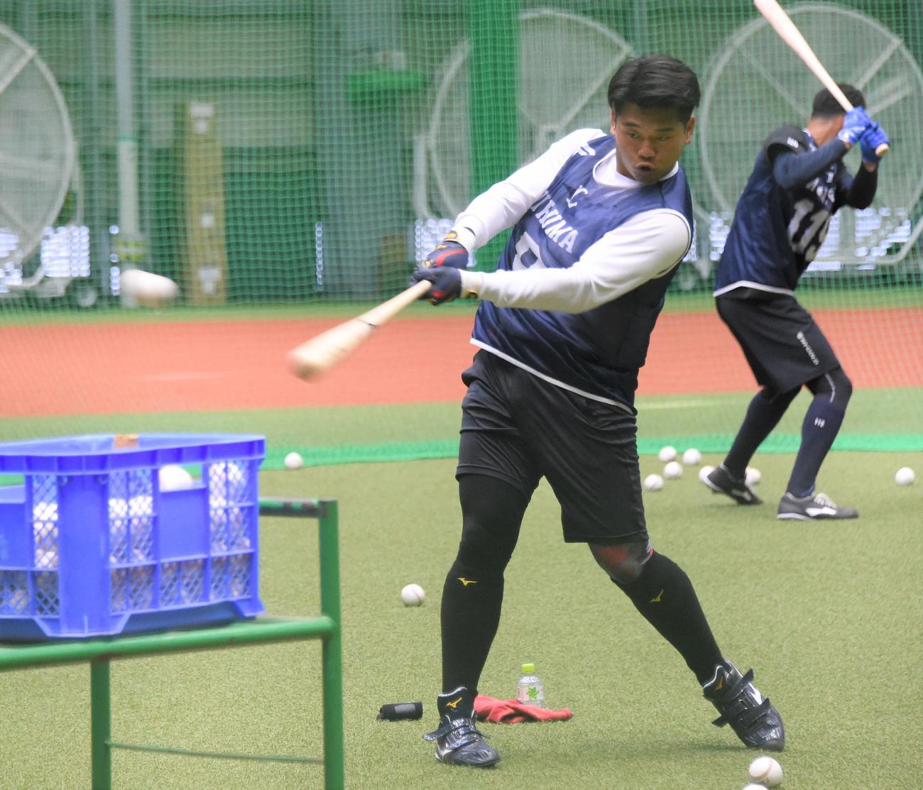 新人合同自主トレで入念にティー打撃を行う西武ドラフト1位の蛭間（撮影・鈴木正章）