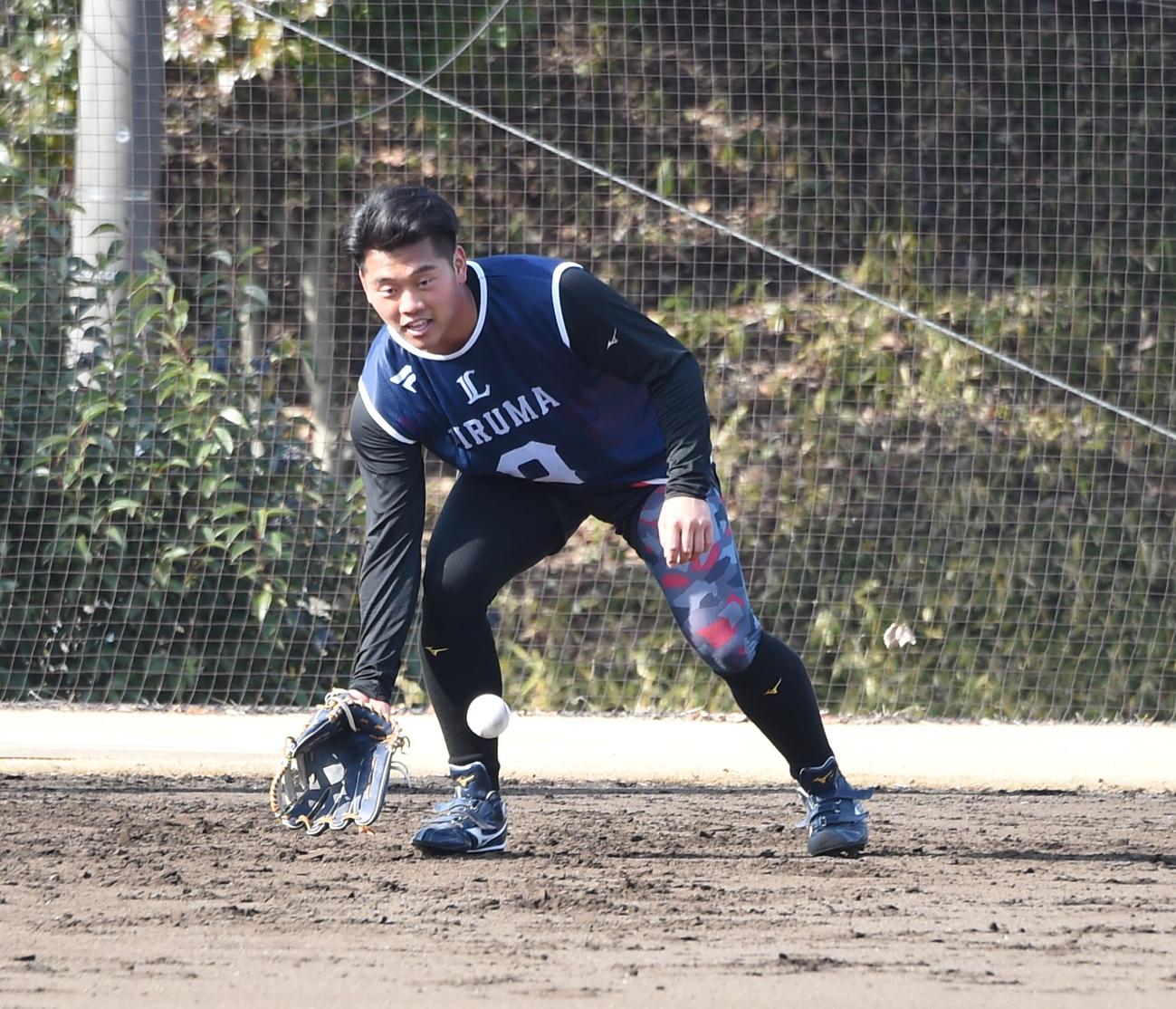 新人合同自主トレで内野ノックを受ける西武ドラフト1位の蛭間（撮影・鈴木正章）