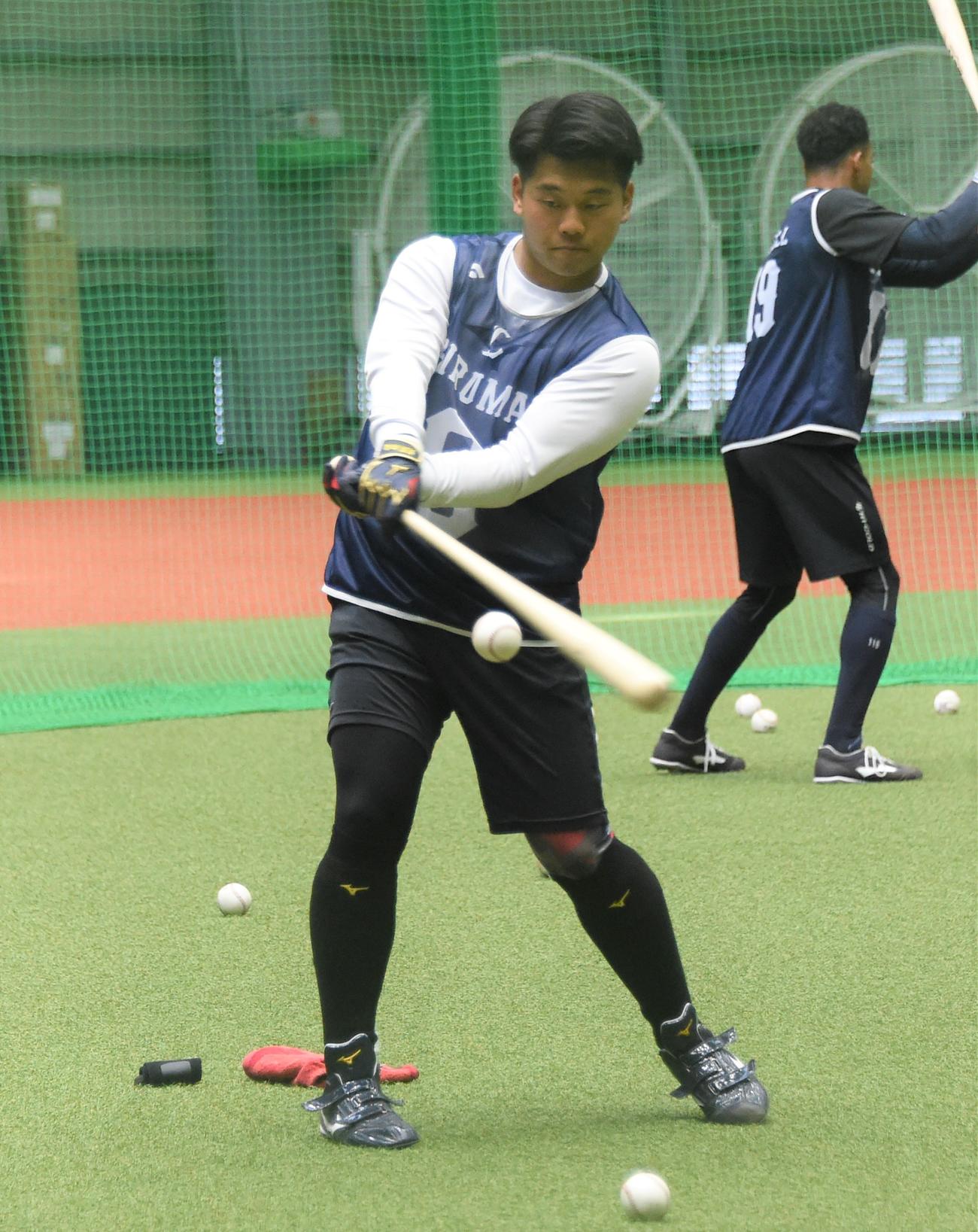 新人合同自主トレで入念にティー打撃を行う西武ドラフト1位の蛭間（撮影・鈴木正章）