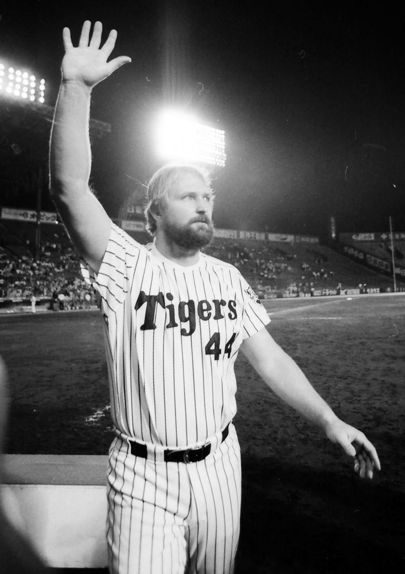 1986年、阪神対大洋　12試合連続打点の日本新記録を達成し、インタビューで観衆の声援に応えるバース