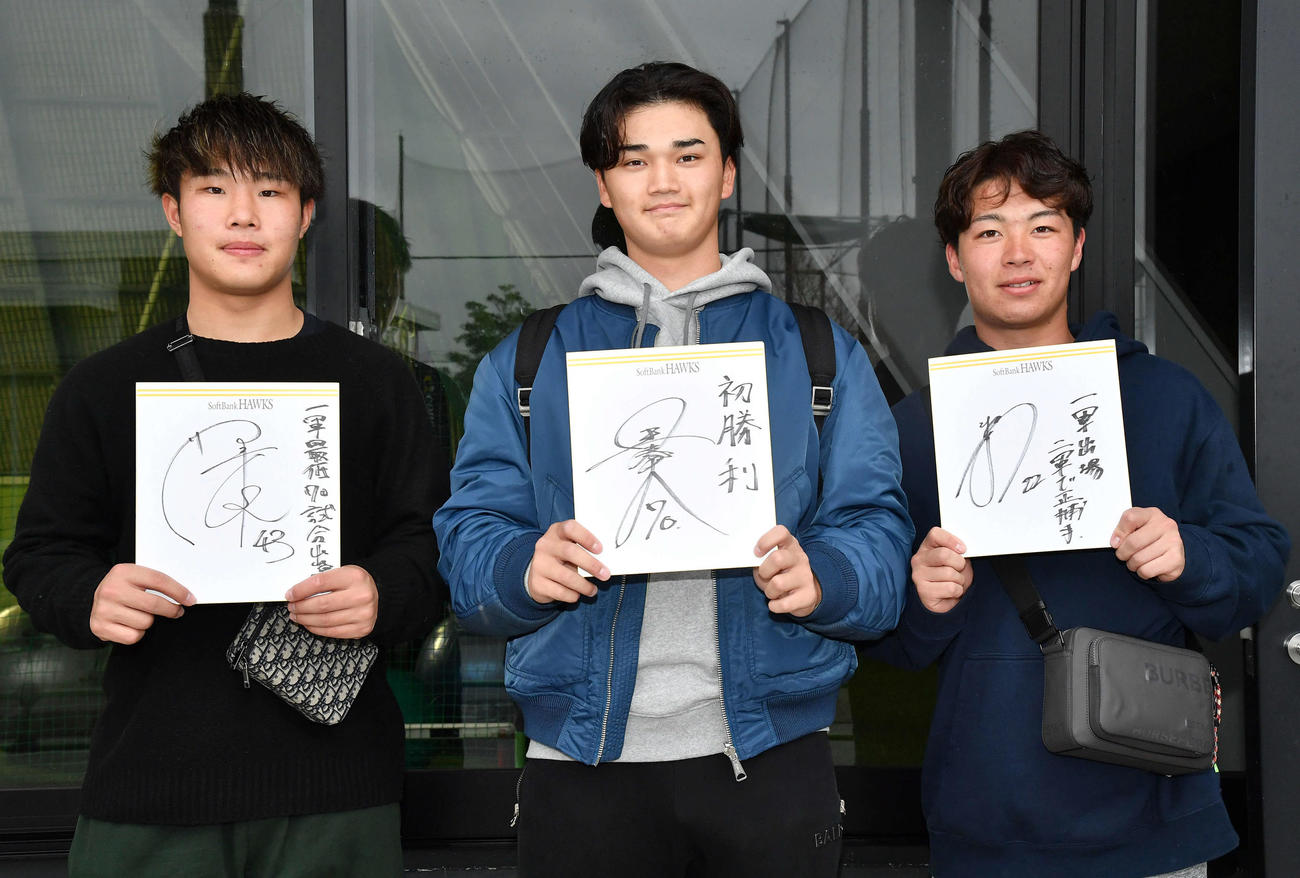 20歳で迎える今季の目標を色紙に書いた、左から井上、田上、牧原巧（撮影・岩下翔太）