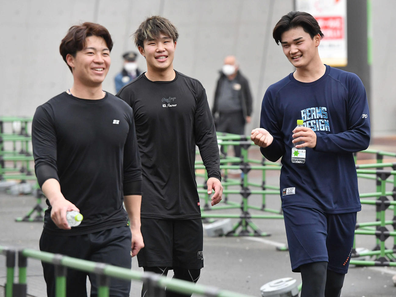 走り込みを終えて仲良く談笑しながら移動する、左から牧原巧、井上、田上（撮影・岩下翔太）