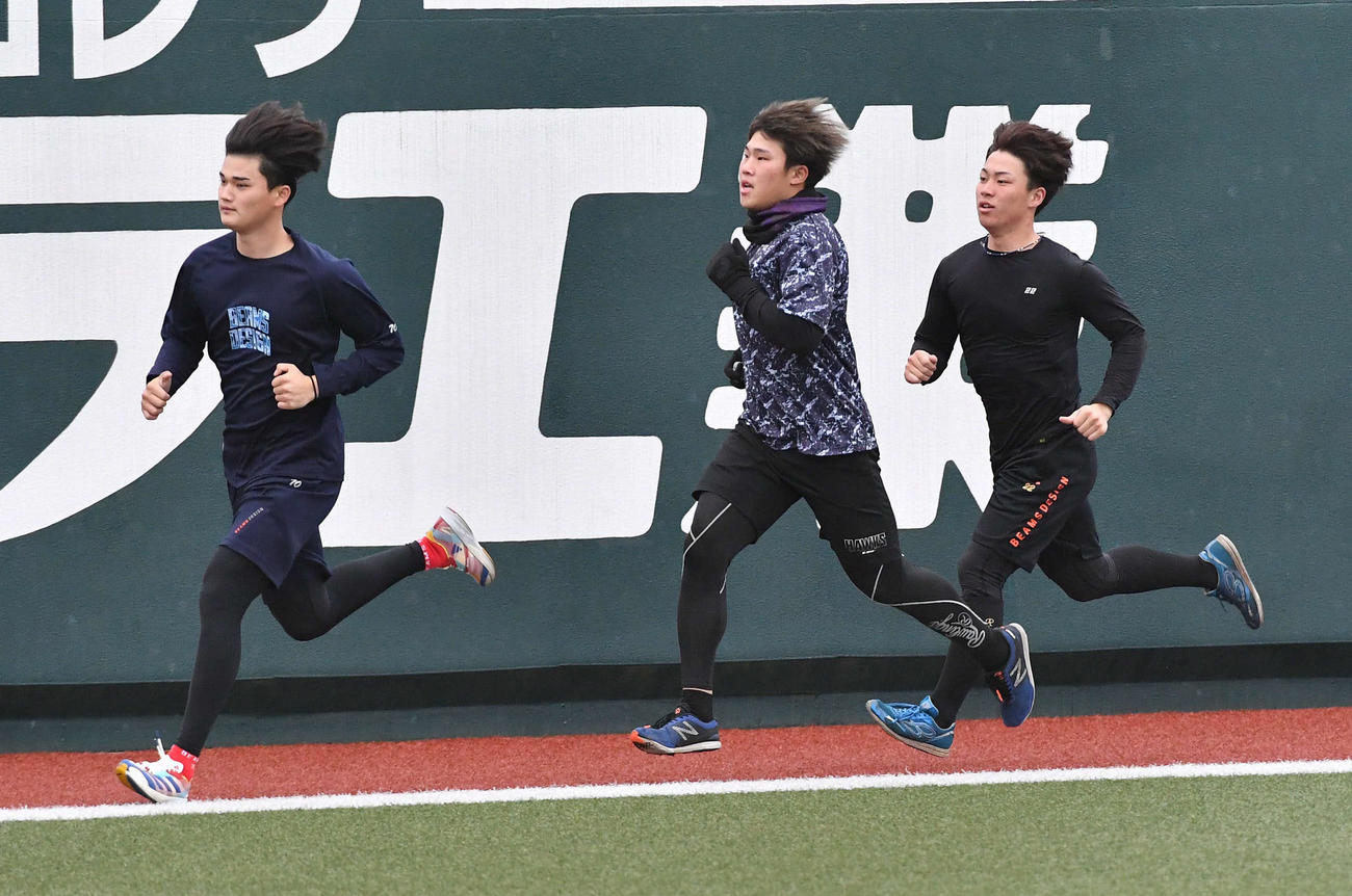 走り込みを行う、左から田上、井上、牧原巧（撮影・岩下翔太）
