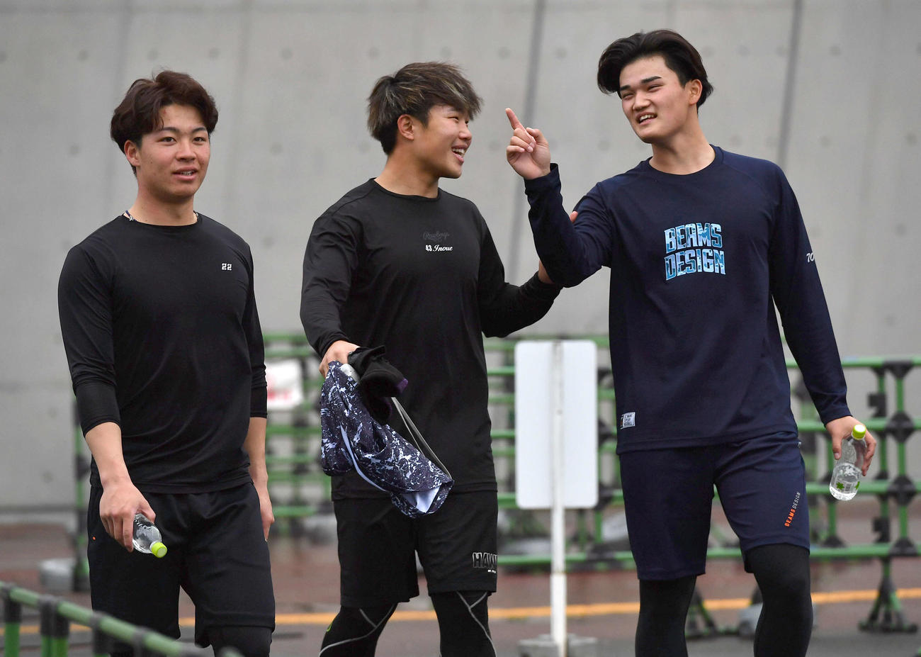 走り込みを終えて仲良く談笑しながら移動する、左から牧原巧、井上、田上（撮影・岩下翔太）