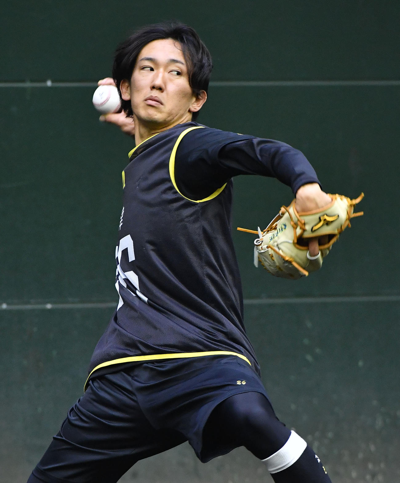ブルペンで投げ込む大津（撮影・岩下翔太）