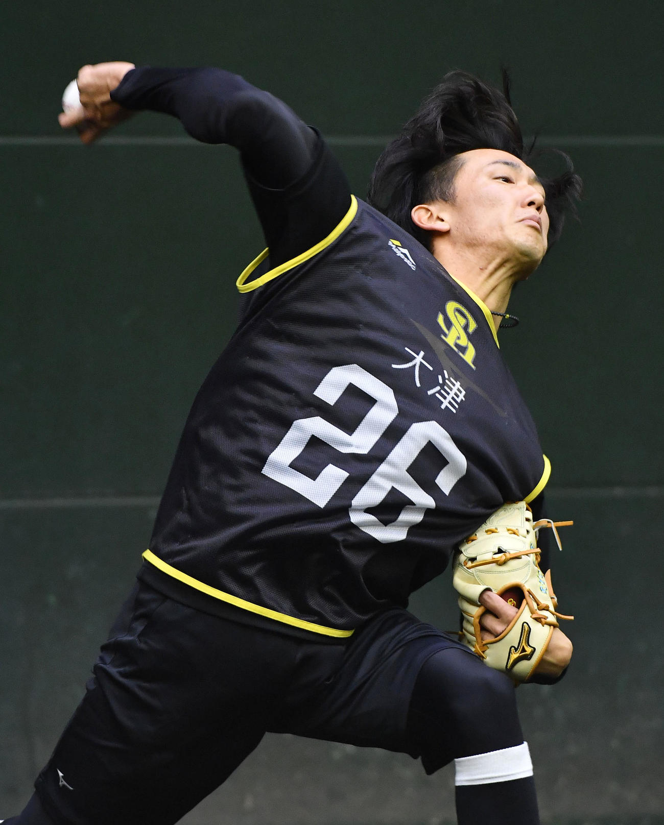 ブルペンで投げ込む大津（撮影・岩下翔太）