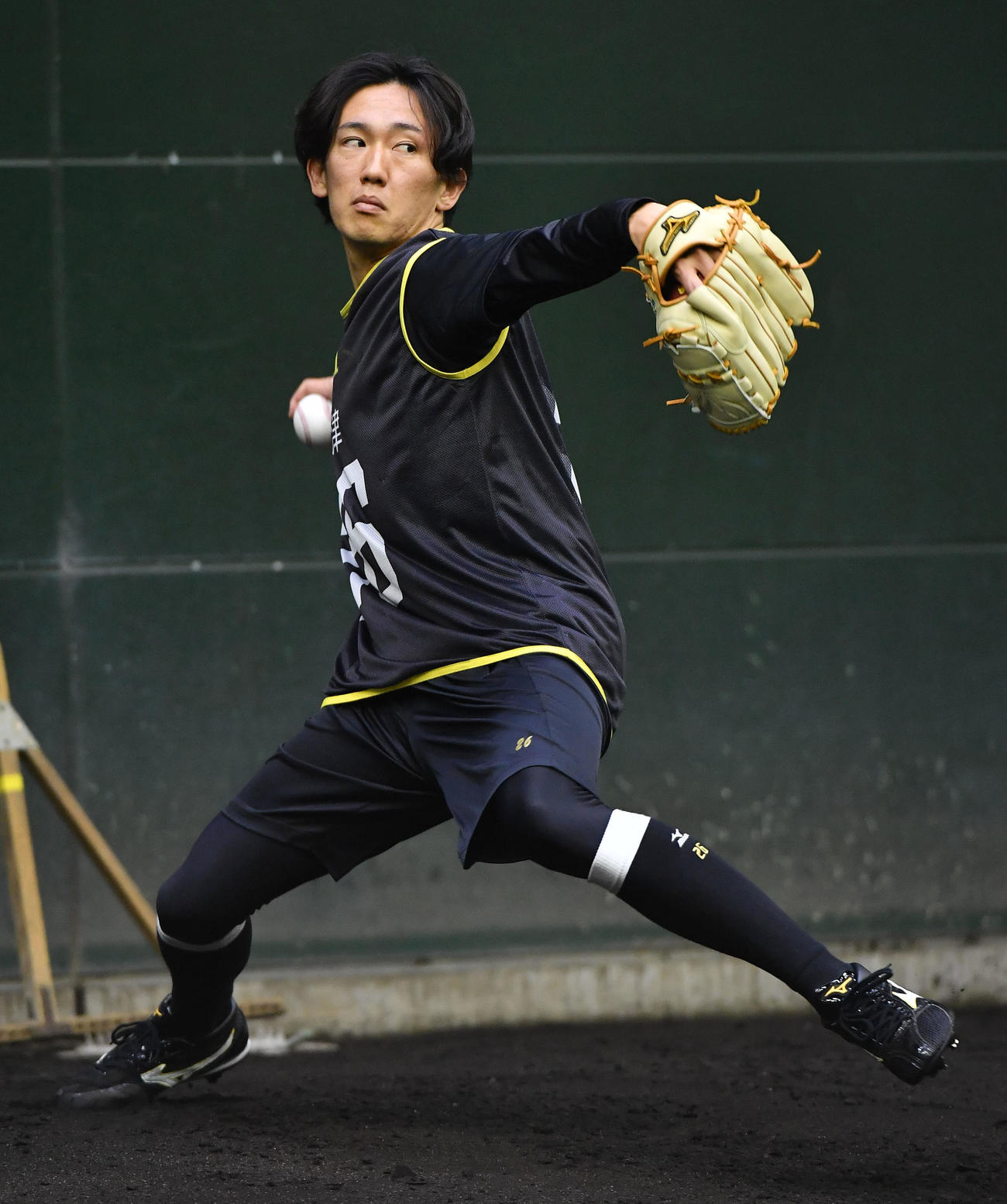 ブルペンで投げ込む大津（撮影・岩下翔太）