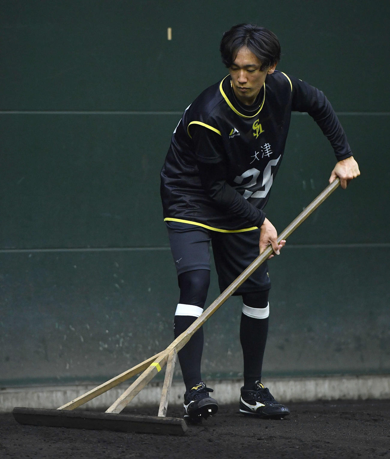 ブルペン投球を終え、マウンドを整備する大津（撮影・岩下翔太）