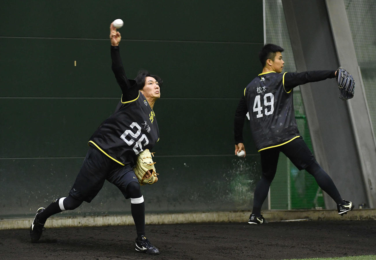 ブルペンで投げ込む大津（左）と松本晴（撮影・岩下翔太）