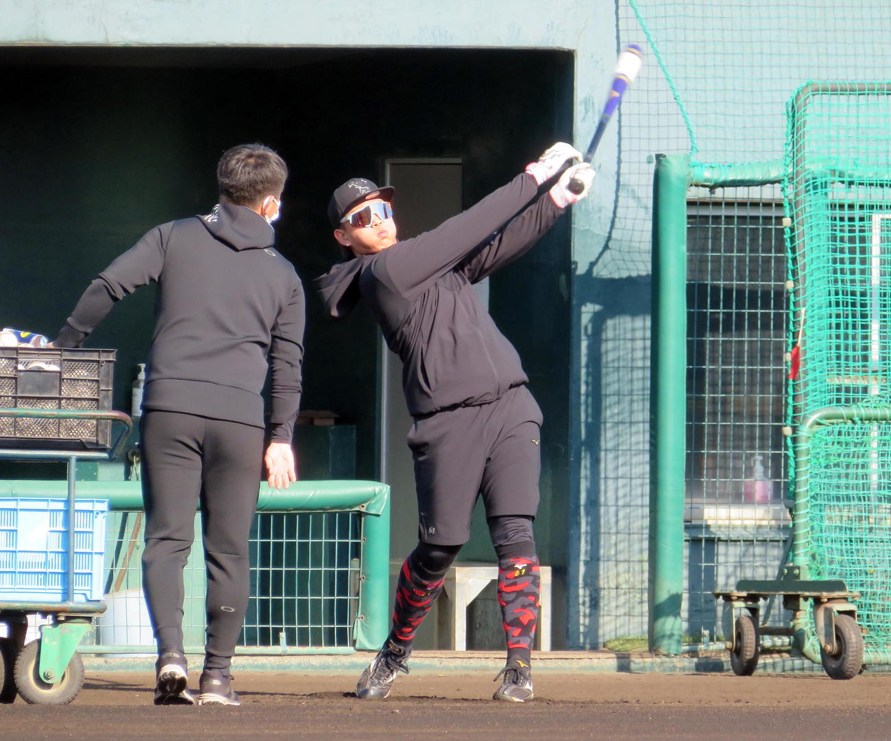 ロングティー打撃を行うロッテ山本（撮影・鎌田直秀）