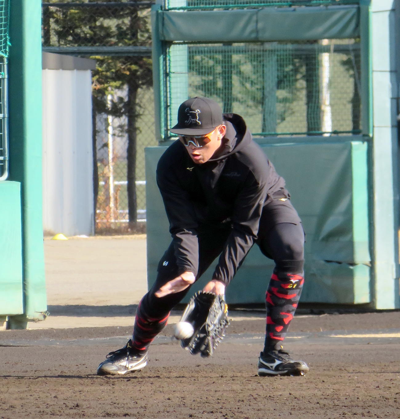 ノックを受けるロッテ山本（撮影・鎌田直秀）