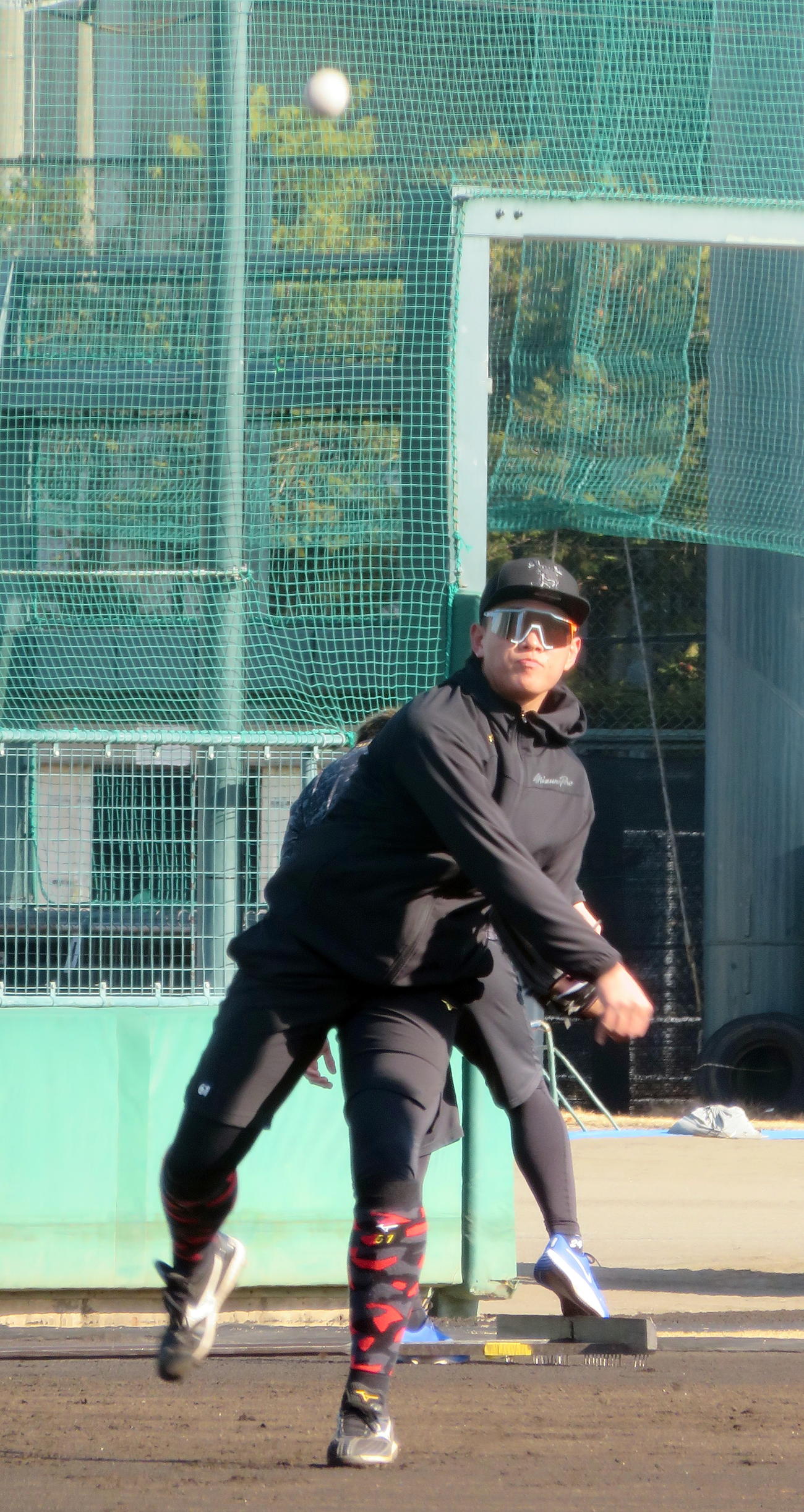 ノックを受け一塁に投げるロッテ山本（撮影・鎌田直秀）