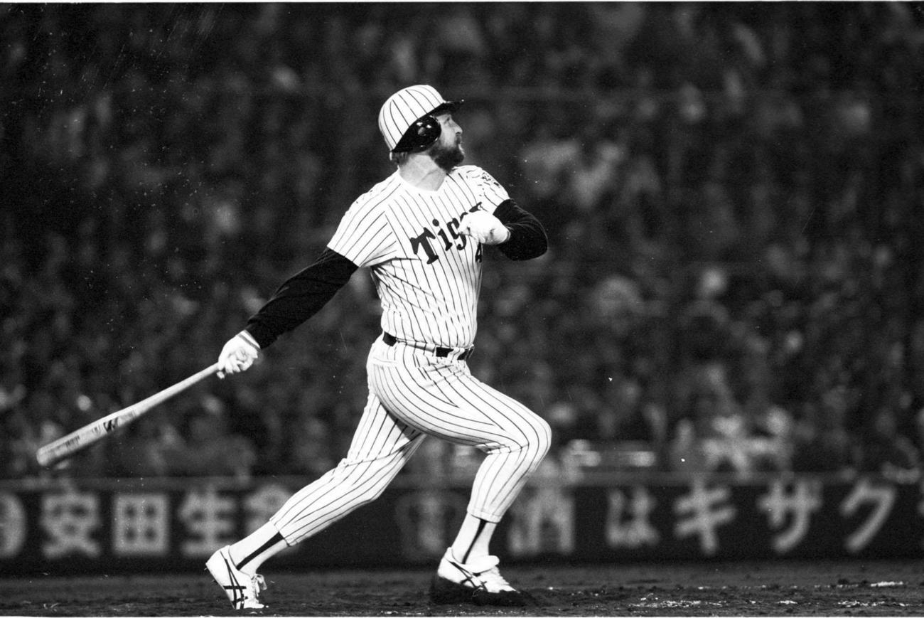 85年4月17日、バックスクリーン3連発の皮切りとなる逆転3ランを放つ阪神ランディ・バース