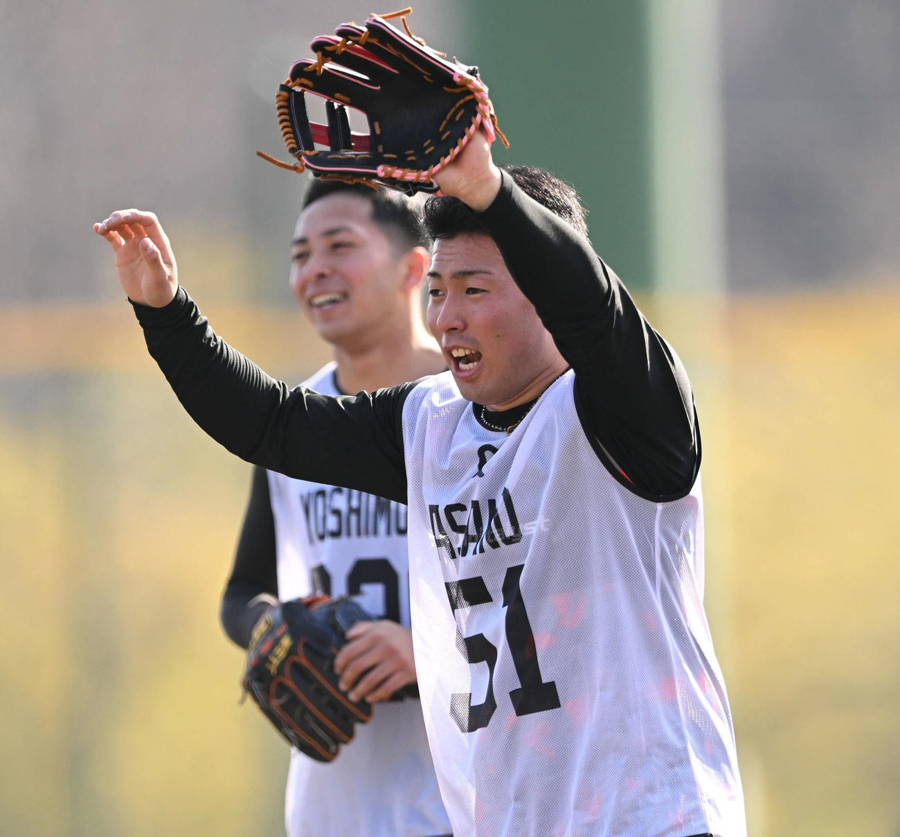 巨人新人合同自主トレで声を出してノックを受けるドラフト1位の高松商・浅野（手前）（撮影・滝沢徹郎）