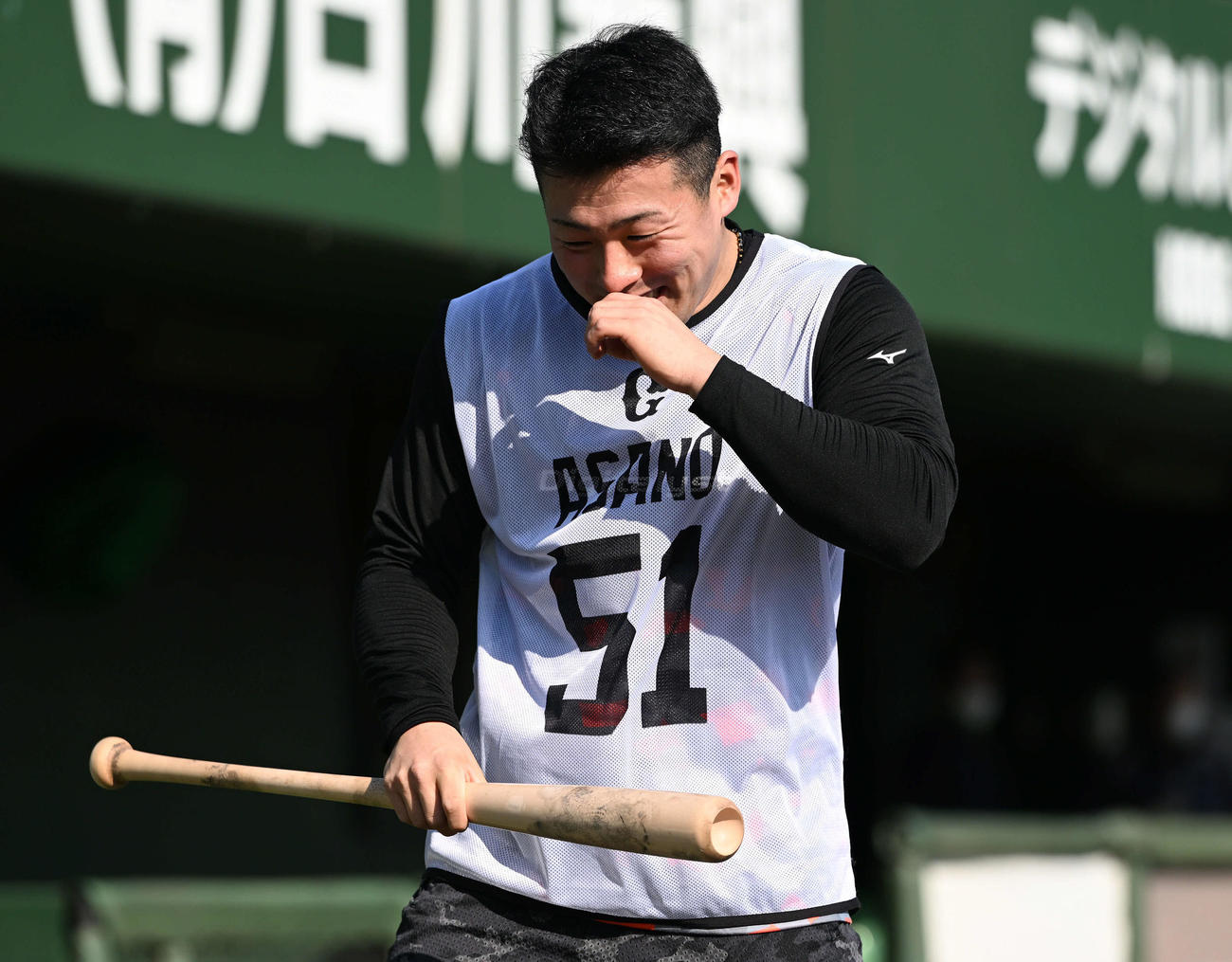 巨人新人合同自主トレのペッパー打撃で笑うドラフト1位の高松商・浅野（撮影・滝沢徹郎）