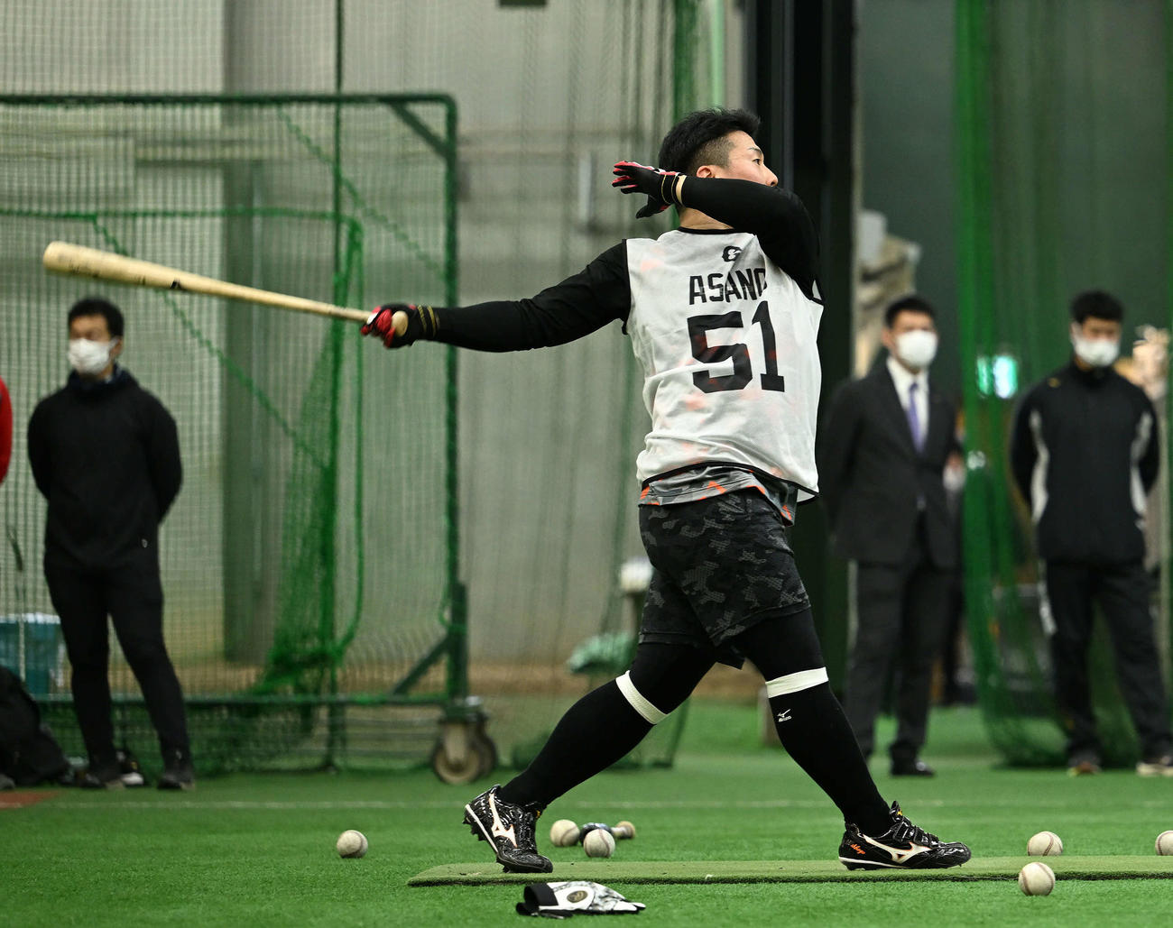 巨人新人合同自主トレで左打ちのトス打撃するドラフト1位の高松商・浅野（撮影・滝沢徹郎）