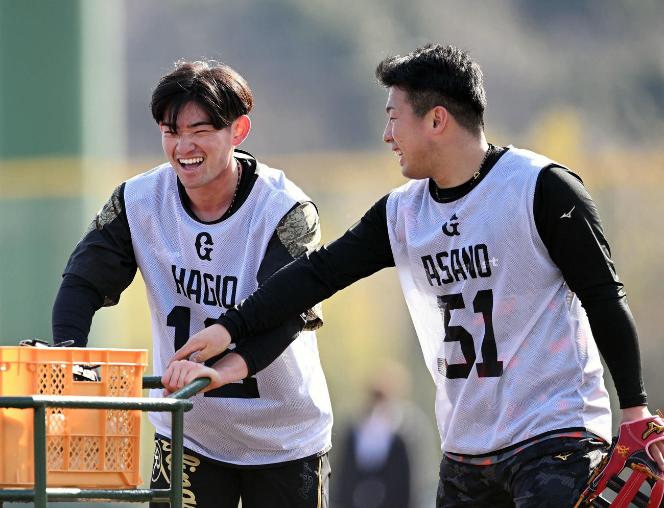 巨人新人合同自主トレでノックで使ったボールを運ぶドラフト1位の高松商・浅野（右）とドラフト2位の慶大・萩尾（撮影・滝沢徹郎）