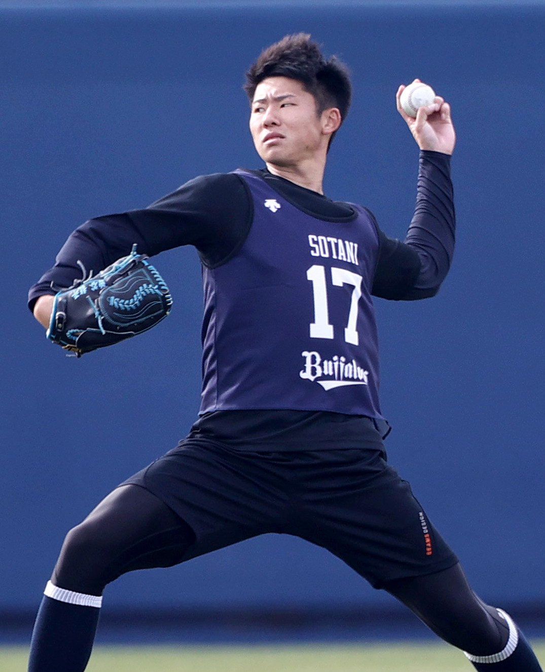 新人合同自主トレでキャッチボールする曽谷（撮影・上山淳一）