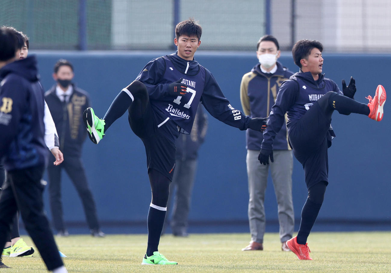 新人合同自主トレでアップする曽谷（中央）ら（撮影・上山淳一）