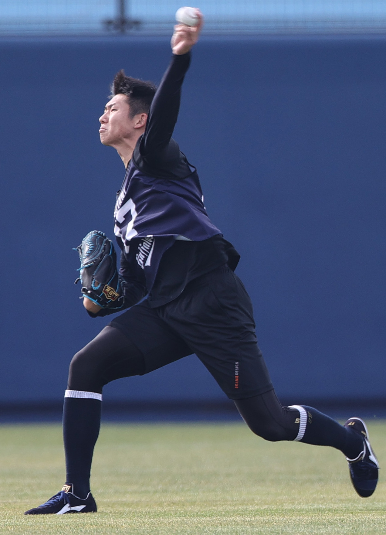 新人合同自主トレでキャッチボールする曽谷（撮影・上山淳一）