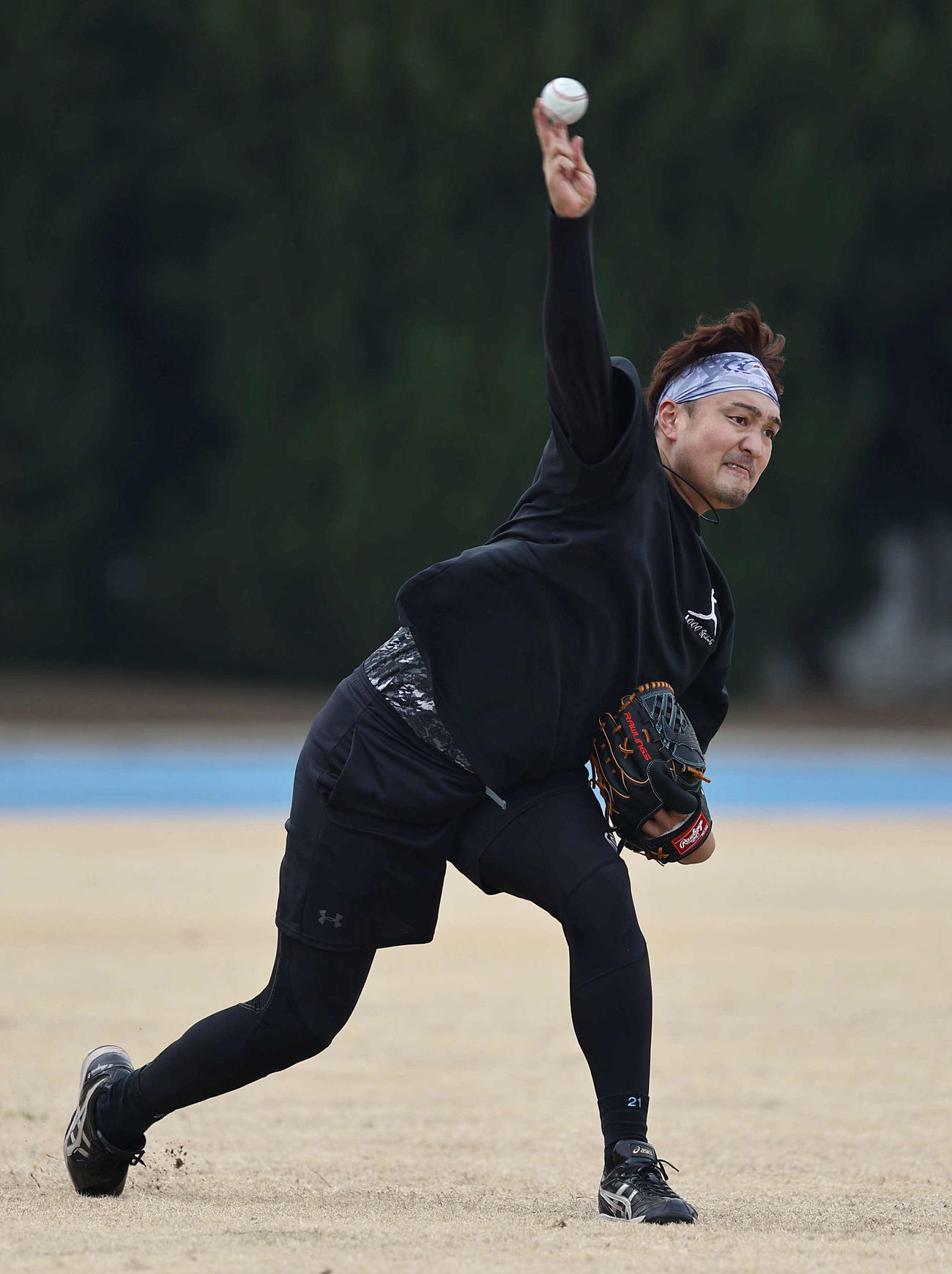 自主トレを公開した阪神秋山はキャッチボールをして汗を流す（撮影・上田博志）