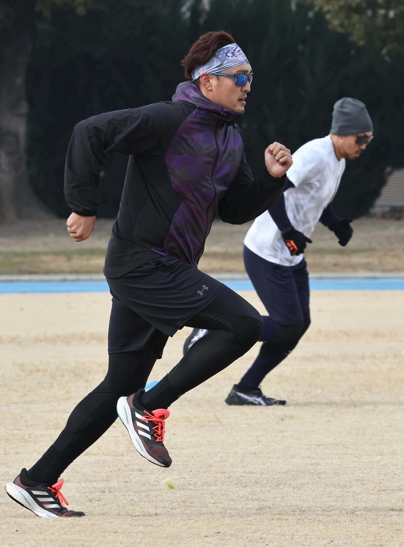 オリックス平野佳（右）らとランニングをする阪神秋山（撮影・上田博志）
