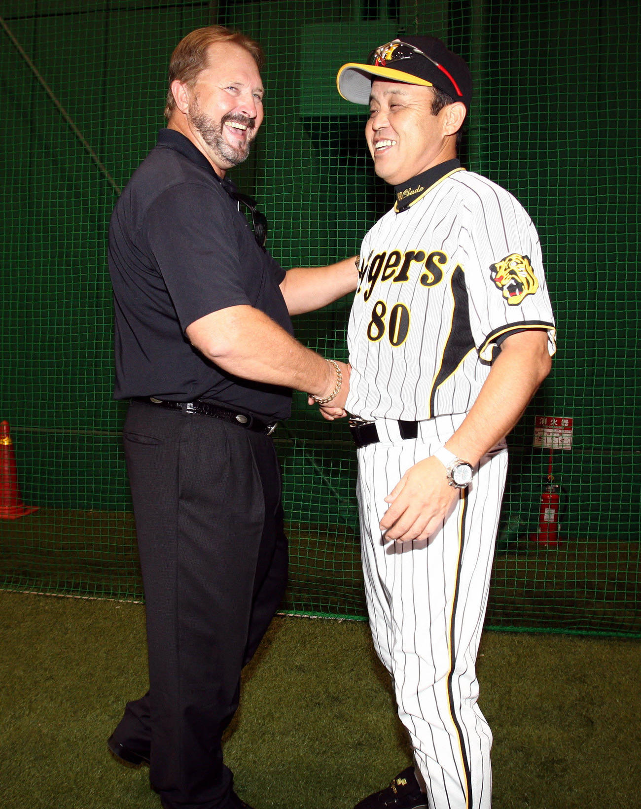 08年8月、TVのゲスト解説でやって来たバース氏(左）は阪神岡田監督と笑顔で握手する