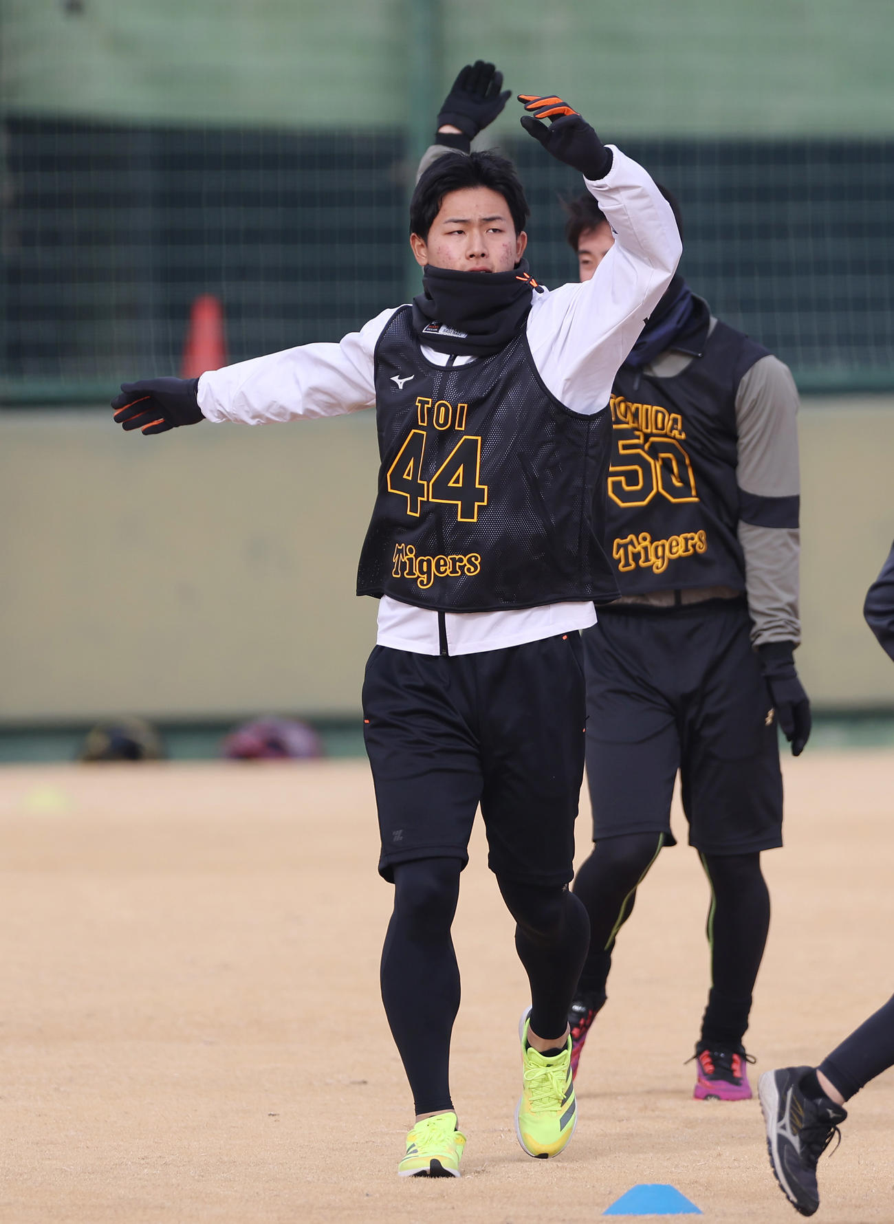 新人合同自主トレでウオーミングアップする阪神戸井（撮影・前田充）