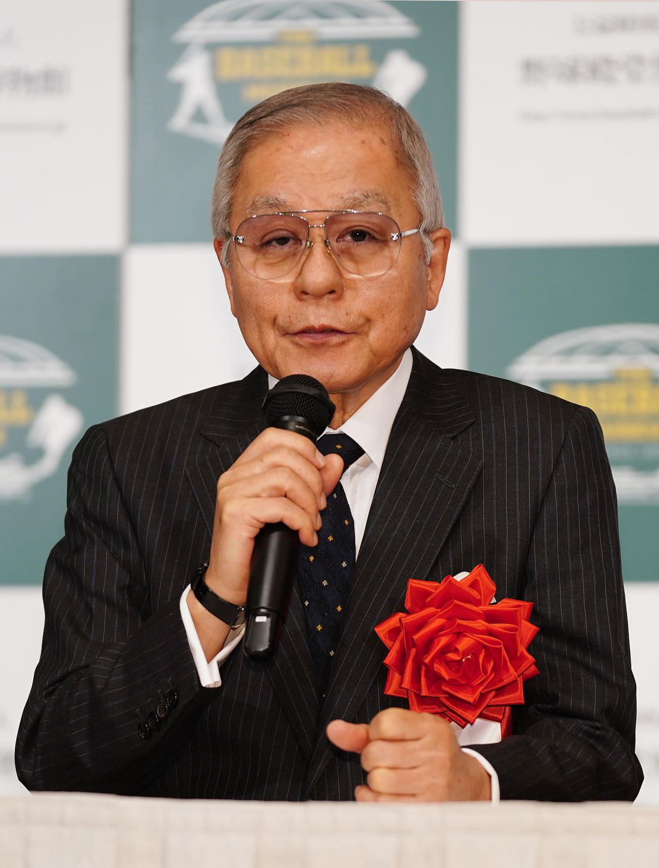 2023年野球殿堂入り記者会見を行う作曲家の故古関裕而さんの長男正裕さん（撮影・狩俣裕三）