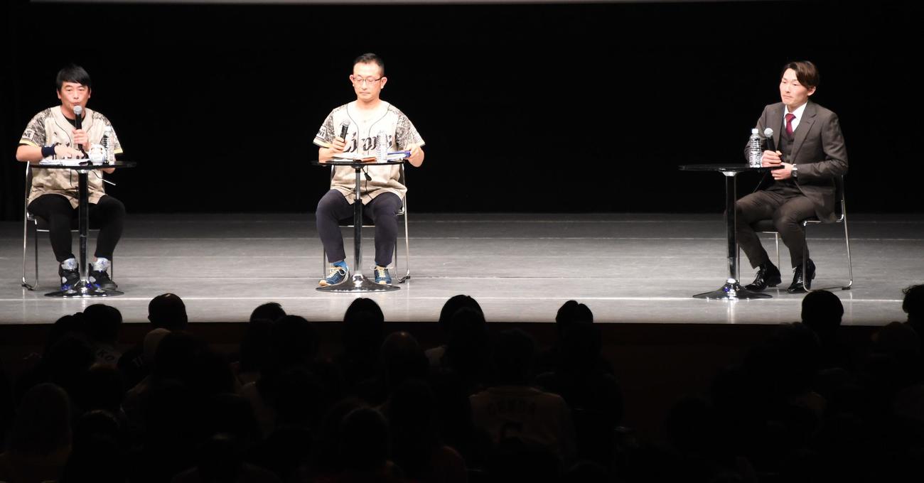 トークライブに出演した西武源田（右）（撮影・鈴木正章）
