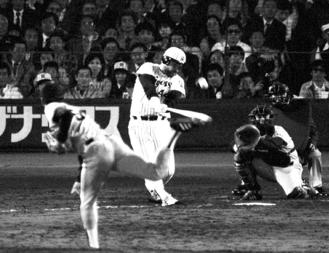 85年4月、巨人戦でバックスクリーンに3点本塁打を放つ阪神バース。投手槙原